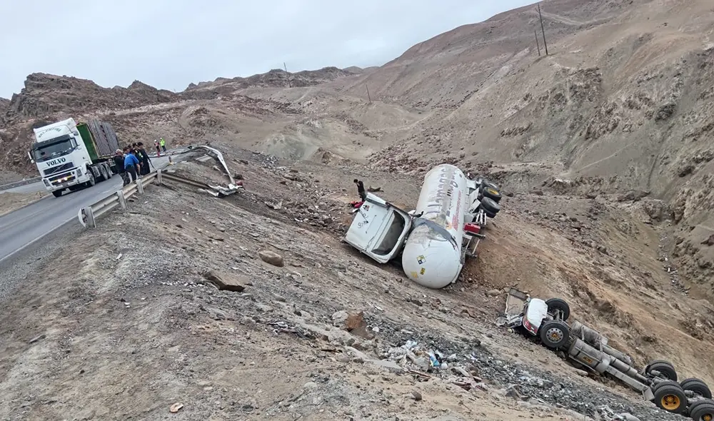 Accidente de tránsito fue protagonizado por cisterna en la carretera Panamericana Sur. Foto: PNP