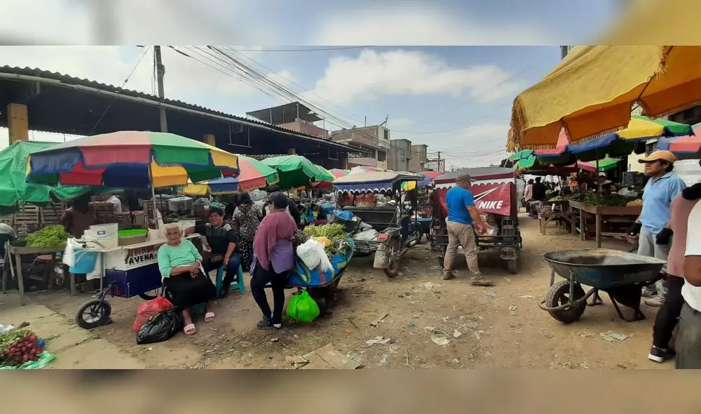 En Moshoqueque. Mototaxis informales y vehículos estacionados ocupan la calle Brasil. Foto: Carlos Vásquez/LR