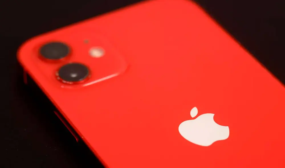 El iPhone 12 fue el primer teléfono de Apple en no incluir cargador. Foto: Expansión