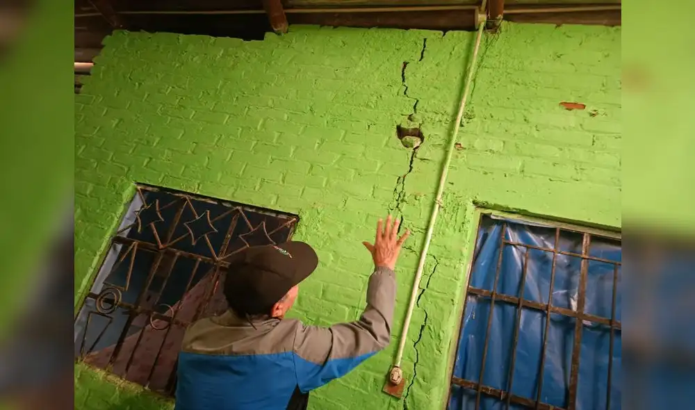 Grietas. Moradores del asentamiento humano Talarita muestran las rajaduras que presentan sus viviendas. Foto. Maribel Mendo/URPI-LR