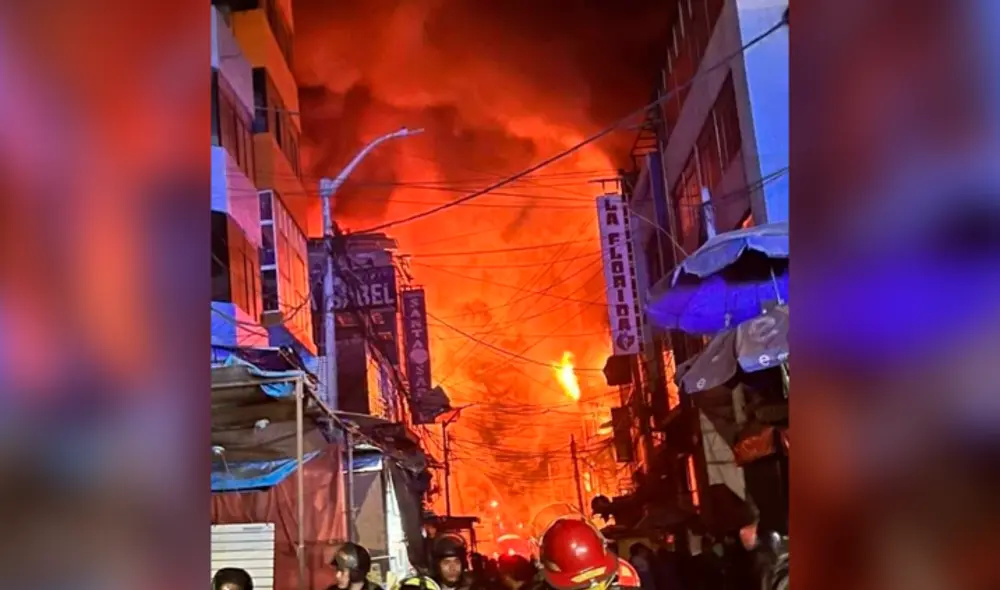 Dantesco. En contados minutos las lenguas de fuego se propagaron por cinco galerías. Foto. Sergio Verde/URPI-LR Dantesco. En contados minutos las lenguas de fuego se propagaron por cinco galerías. Foto. Sergio Verde/URPI-LR