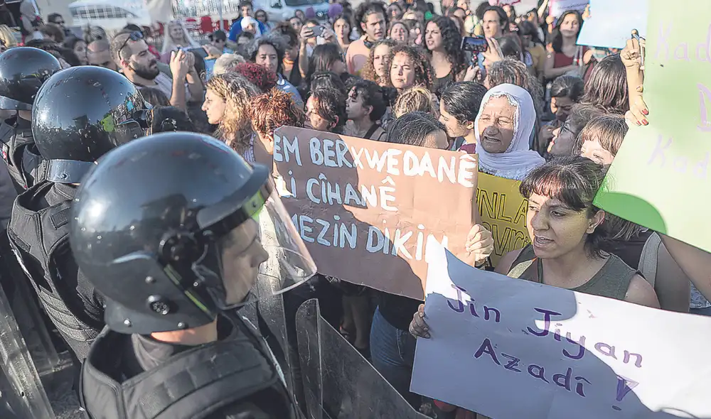 Solidarias. Protestas en Estambul por restricciones en Irán. Foto: EFE Solidarias. Protestas en Estambul por restricciones en Irán. Foto: EFE