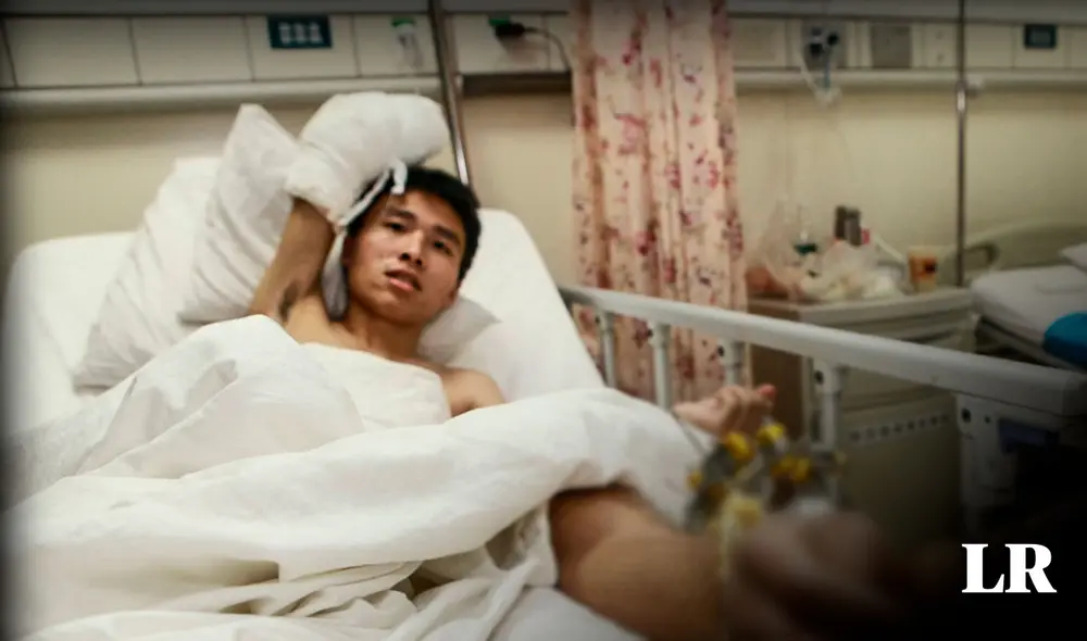 El joven Xiao Wei recuperó la movilidad de su mano luego de que esta fuese unida a su pierna. Foto: composición LR/AFP El joven Xiao Wei recuperó la movilidad de su mano luego de que esta fuese unida a su pierna. Foto: composición LR/AFP