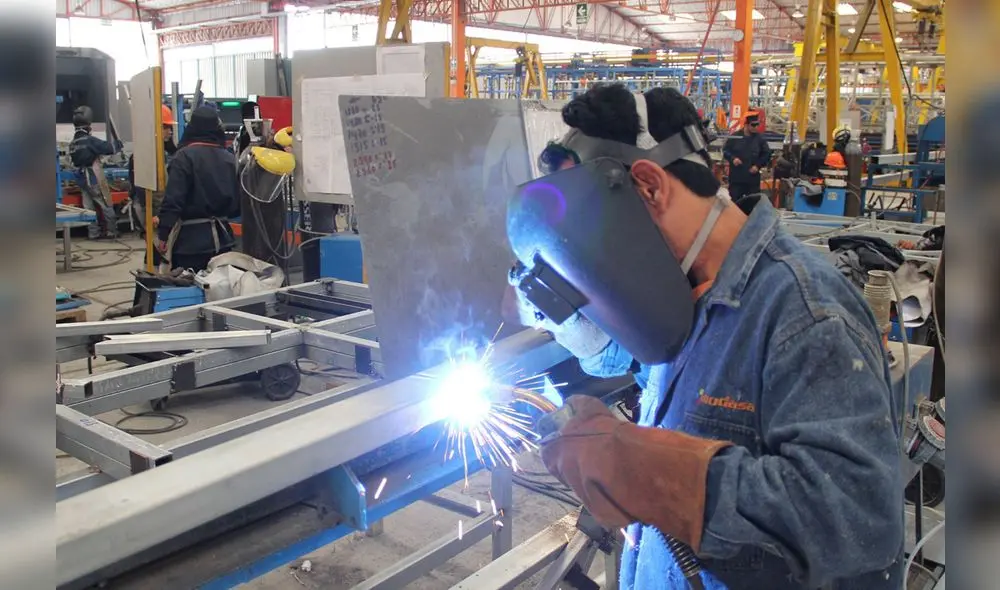 Manufactura y servicios tuvieron un desempeño alejado a las proyecciones del MEF en julio. Foto: archivo LR