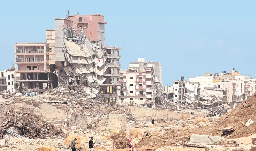 Desolación. Edificios colapsados y miles de muertos dejaron las lluvias e inundaciones en la localidad costera de Derna, Libia. Foto: EFE