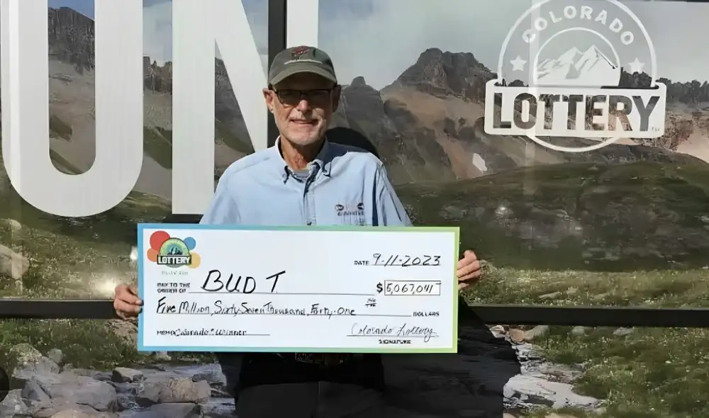 El afortunado quiso sorprender a su mujer con un ramo de flores. Foto: Colorado Lottery El afortunado quiso sorprender a su mujer con un ramo de flores. Foto: Colorado Lottery