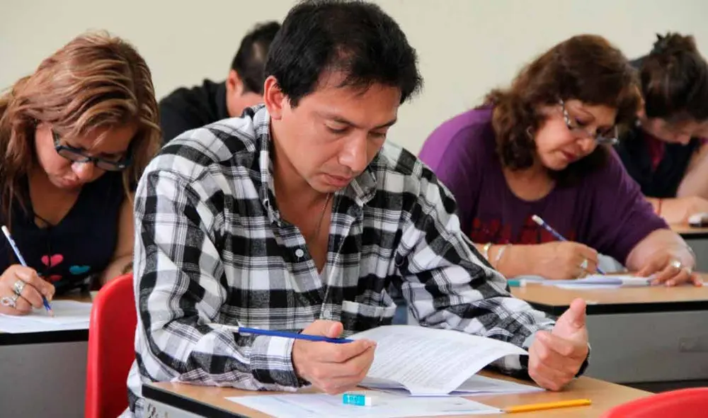 El docente requiere de una puntuación mínima de 30 puntos para superar la etapa descentralizada del nombramiento docente. Foto: composición de Jazmin Ceras/La República/ Minedu