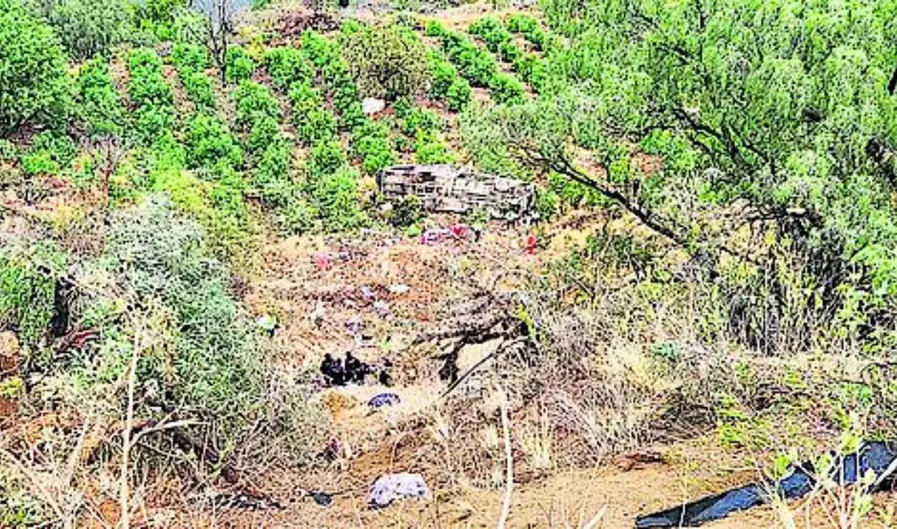 Escenario. Deudos denunciaron que la vía donde ocurrió accidente es muy estrecha y estaba interrumpida por un derrumbe. Foto: difusión Escenario. Deudos denunciaron que la vía donde ocurrió accidente es muy estrecha y estaba interrumpida por un derrumbe. Foto: difusión
