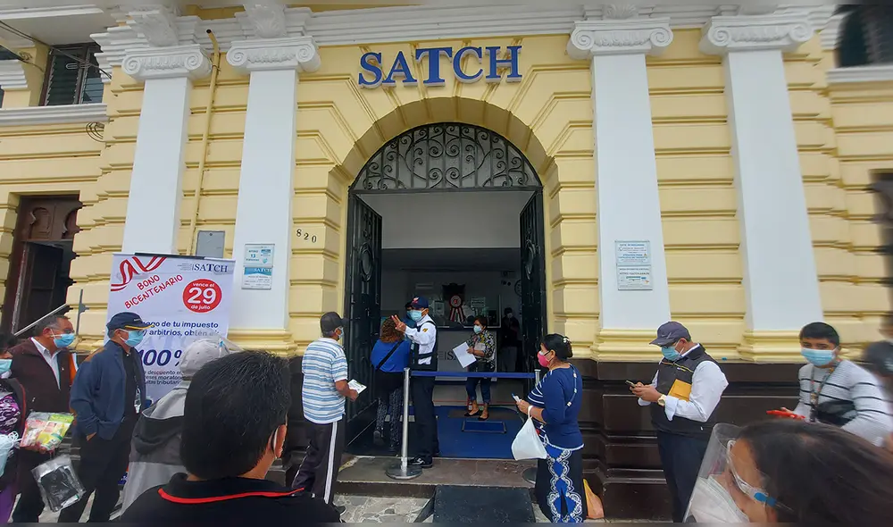 Infracciones. Según la Contraloría, 12 exservidores del SATCh no cumplieron con normativa y ocasionaron un perjuicio económico. Foto: Clinton Medina/LR