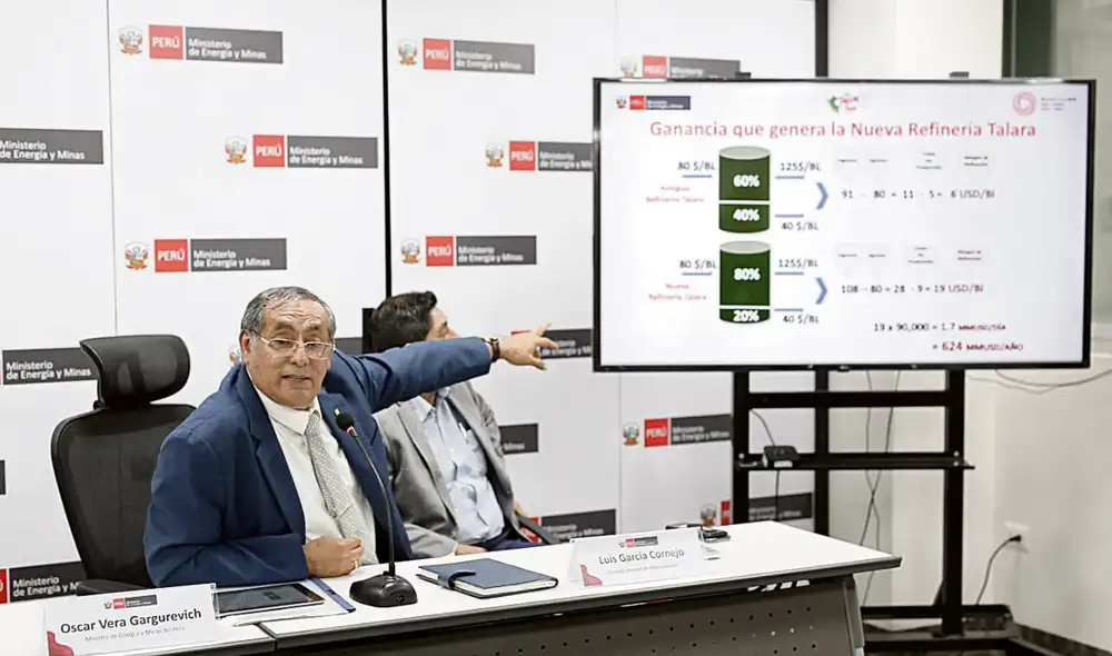 Contradictorio. El ministro Óscar Vera fue hasta la fecha el principal defensor del retorno de Petroperú a los lotes de Talara. Ayer tuvo que dar un paso atrás. Foto: Antonio Melgarejo/La República Contradictorio. El ministro Óscar Vera fue hasta la fecha el principal defensor del retorno de Petroperú a los lotes de Talara. Ayer tuvo que dar un paso atrás. Foto: Antonio Melgarejo/La República