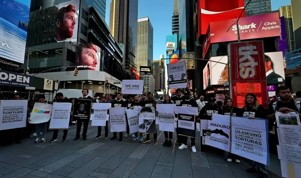 Decenas de inmigrantes venezolanos protestaron para que la Asamblea General de la ONU le exija a Nicolás Maduro cerrar los "centros de tortura". Foto: @MariaCorinaYA