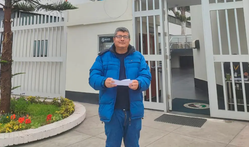 Oswaldo Flores afuera de Imarpe. Foto: difusión