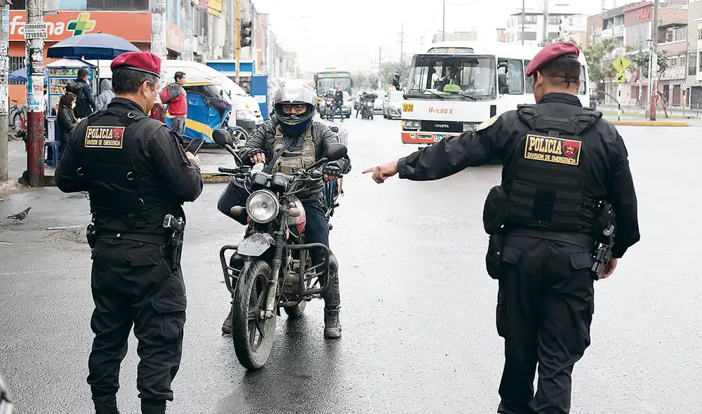 El dato. La Policía se hará cargo de las operaciones de control de identidad, búsqueda y captura de delincuentes. Las FFAA solo prestarán apoyo y custodiarán los activos importantes. Foto: Marco Cotrina/La República El dato. La Policía se hará cargo de las operaciones de control de identidad, búsqueda y captura de delincuentes. Las FFAA solo prestarán apoyo y custodiarán los activos importantes. Foto: Marco Cotrina/La República