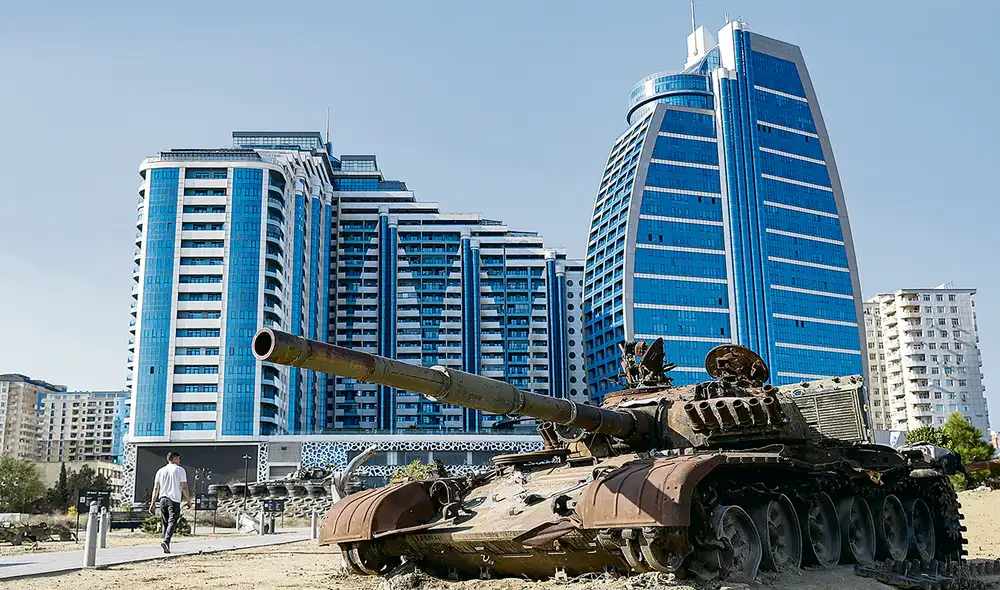 Trofeos de guerra. Un tanque soviético en la capital de Azerbaiyán. Foto: difusión Trofeos de guerra. Un tanque soviético en la capital de Azerbaiyán. Foto: difusión