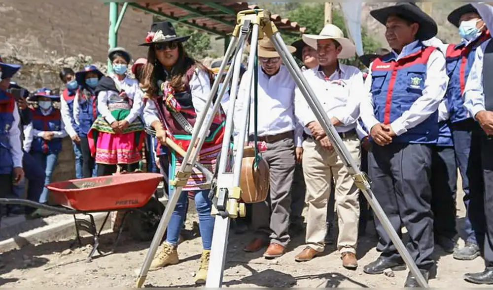 Única piedra. Ex gobernadora realizó ceremonia simbólica pero no arrancan trabajos. Foto: Rodrigo Talavera/LR
