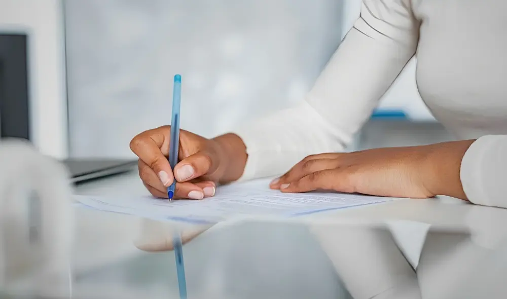 Mujer pide suprimir el apellido paterno tras haber sufrido de violencia psicológica por parte de su padre. Foto: Vecteezy Mujer pide suprimir el apellido paterno tras haber sufrido de violencia psicológica por parte de su padre. Foto: Vecteezy