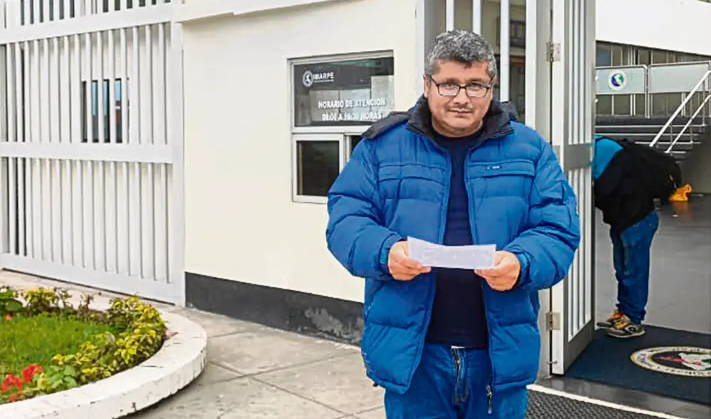 En la calle. El ingeniero Oswaldo Flores Huamán fue arbitrariamente suspendido en Imarpe. Foto: difusión