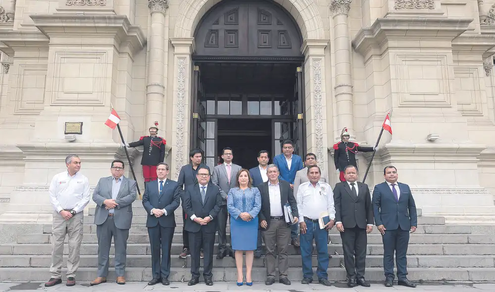 Con Dina. Alcaldes agradecieron los recursos ofrecidos, pero siguen siendo insuficientes. Foto: difusión Con Dina. Alcaldes agradecieron los recursos ofrecidos, pero siguen siendo insuficientes. Foto: difusión