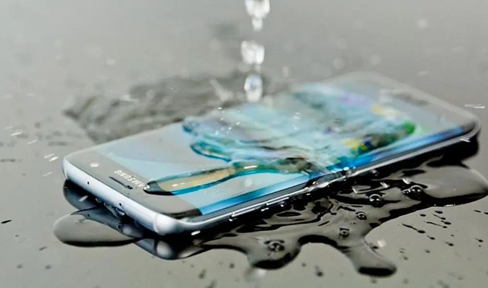 Muchos teléfonos modernos son resistentes al agua. Foto: La Nación Muchos teléfonos modernos son resistentes al agua. Foto: La Nación