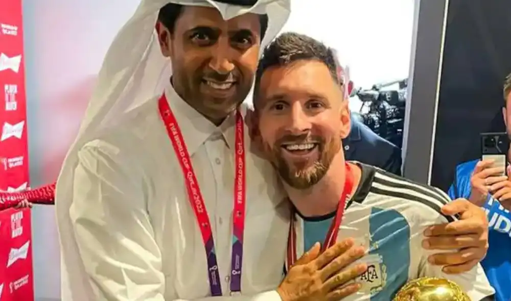 Lionel Messi siendo felicitado por Al-Khelaïfi tras ganar el Mundial de Qatar con la selección argentina. Foto: X/@SVargasOK Lionel Messi siendo felicitado por Al-Khelaïfi tras ganar el Mundial de Qatar con la selección argentina. Foto: X/@SVargasOK