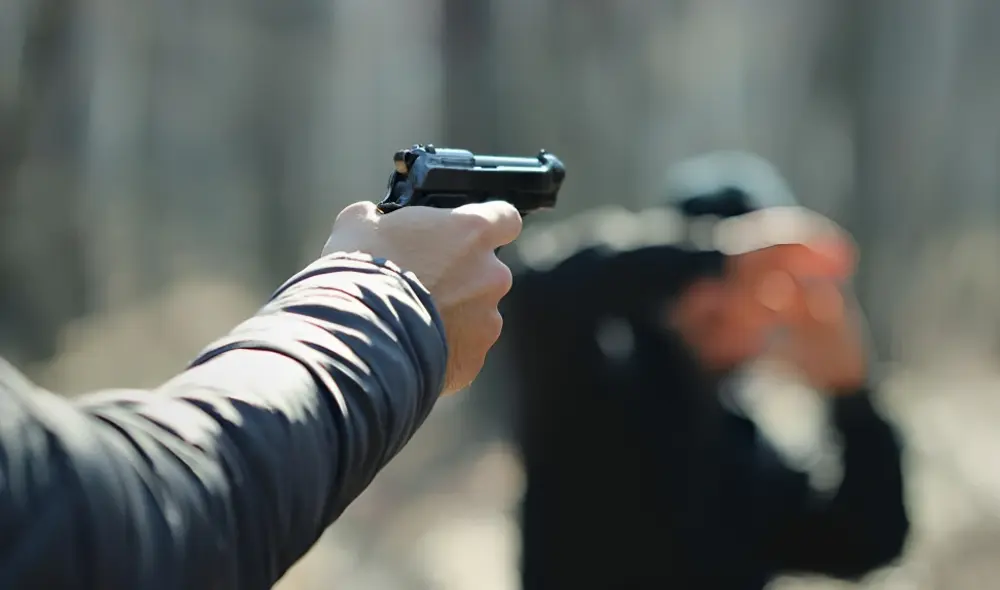 El sujeto que le disparó a su vecino fue detenido por las autoridades tras alertas de los lugareños. Foto: EyeEm/Ref El sujeto que le disparó a su vecino fue detenido por las autoridades tras alertas de los lugareños. Foto: EyeEm/Ref