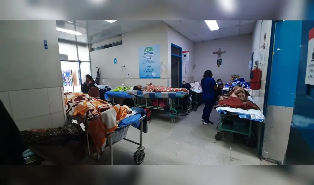 Aglomeración. Este diario también constató ayer que el área de Emergencia sigue saturada en los pasadizos y tópicos. Foto: Carlos Vásquez