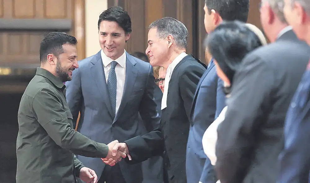 Papelón. Zelenski saluda a Anthony Rota durante su presentación en el Parlamento. Foto: AFP Papelón. Zelenski saluda a Anthony Rota durante su presentación en el Parlamento. Foto: AFP