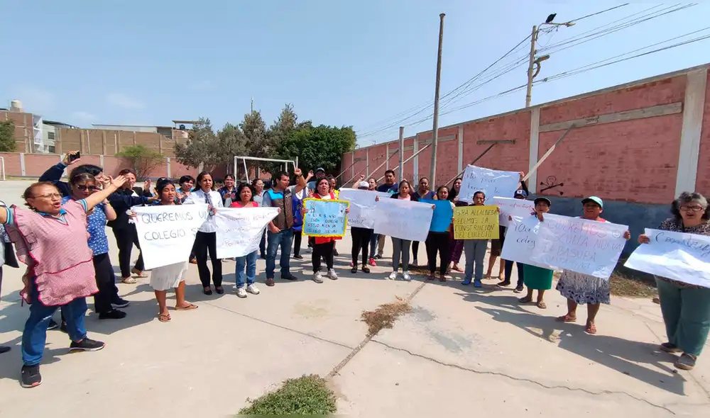 Docentes y padres exigen reconstrucción del plantel. Foto: Emmanuel Moreno/LR Docentes y padres exigen reconstrucción del plantel. Foto: Emmanuel Moreno/LR