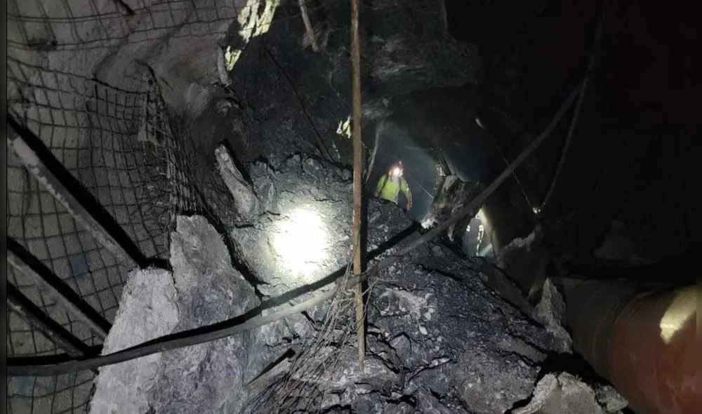 La Policía contiúa las labores de rescate de los cuerpos en la mina Simsa. Foto:  Chanchamayo.noticias en red