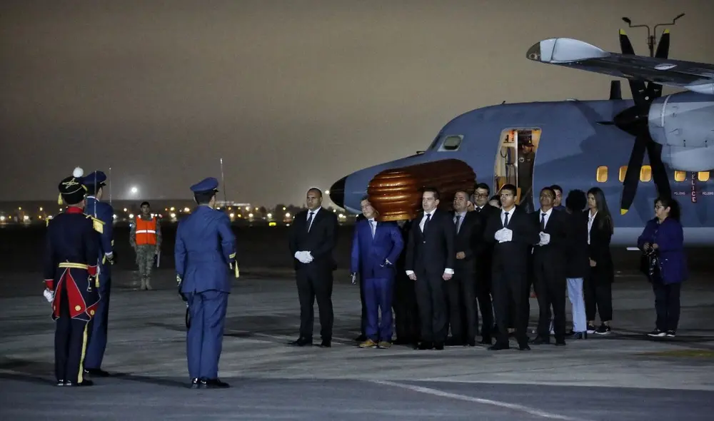 Keiko Fujimori y miembros de Fuerza Popular esperaron la llegada de los restos del congresista. Foto: Antonio Melgarejo