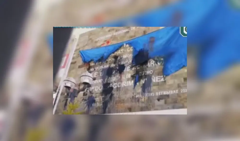 Muro quedó dañado por pintura. Foto: Contraste Ayacucho