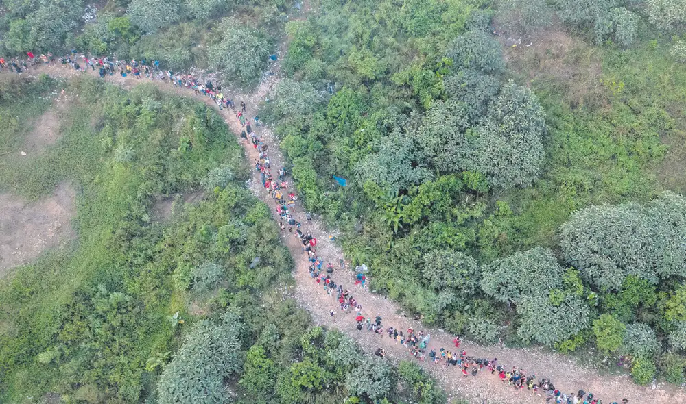 La larga marcha. Foto aérea de los inmigrantes que cruzan los caminos de la selva del Darién entre Colombia y Panamá. Foto: EFE La larga marcha. Foto aérea de los inmigrantes que cruzan los caminos de la selva del Darién entre Colombia y Panamá. Foto: EFE