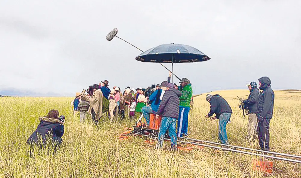 Cine peruano. Equipo en plena filmación de la reconocida película Willaq pirqa en un paraje de los Andes cusqueños. Foto: difusión Cine peruano. Equipo en plena filmación de la reconocida película Willaq pirqa en un paraje de los Andes cusqueños. Foto: difusión