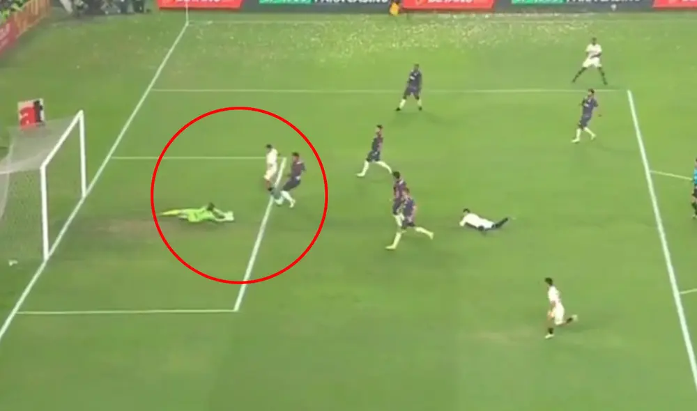 Edison Flores solo tuvo que empujar la pelota tras la 'asistencia' de Zubczuk. Foto: captura de GolPerú | Video: GolPerú