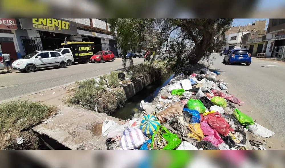 La acequia Cois, en el límite de Chiclayo y JLO, es un vertedero de desperdicios. Foto: Carlos Vásquez/La República La acequia Cois, en el límite de Chiclayo y JLO, es un vertedero de desperdicios. Foto: Carlos Vásquez/La República
