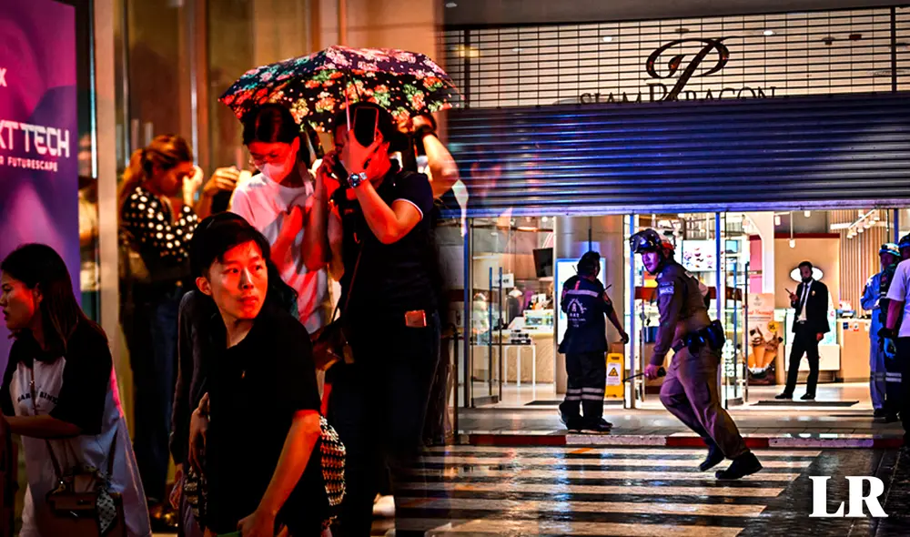 Varios vídeos que circulan en redes sociales muestran a las personas corriendo desesperados en el centro comercial Siam Paragon. Foto: composición de Gerson Cardoso/La República/AFP - Video: El Mundo Varios vídeos que circulan en redes sociales muestran a las personas corriendo desesperados en el centro comercial Siam Paragon. Foto: composición de Gerson Cardoso/La República/AFP - Video: El Mundo