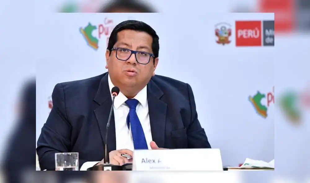 El ministro Alex Contreras deberá combatir la informalidad en el mercado peruano si quiere acceder a OCDE. Foto: MEF