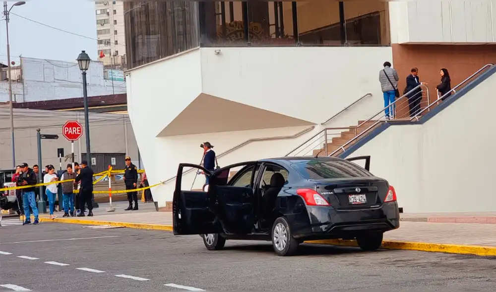 El vehículo negro fue hallado en exteriores de la Dirincri. Foto y video: Barbara Mamani/ La República El vehículo negro fue hallado en exteriores de la Dirincri. Foto y video: Barbara Mamani/ La República