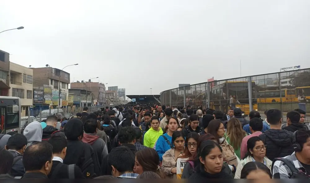 Usuarios esperan más de 30 minutos en la estación Naranajal. Foto: Rutbel Enrique/ cortesía  para La República