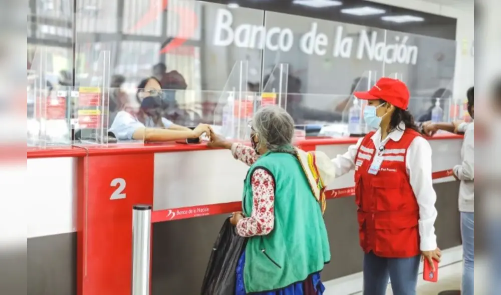 A partir del 10 de octubre los beneficiarios podrán retirar los subsidios en agencias bancarias. Foto: Andina