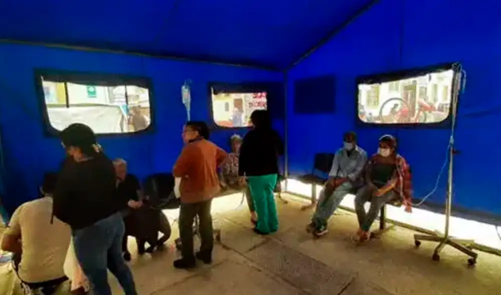 Personal de salud hace esfuerzos para atender a los pacientes en carpa de campaña. Foto: Carlos Vásquez