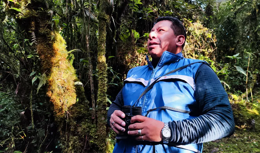 El biólogo Constantino Aucca y el ave a la que ha protegido de la depredación de los bosques. Foto: Marco Zileri