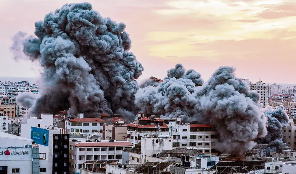 El dato. Horas de violencia extrema en suelo israelí y daños a tanques y materiales de guerra. Las imágenes cruentas circularon por redes. En respuesta, Israel bombardeó y derribó edificios. Foto: EFE
