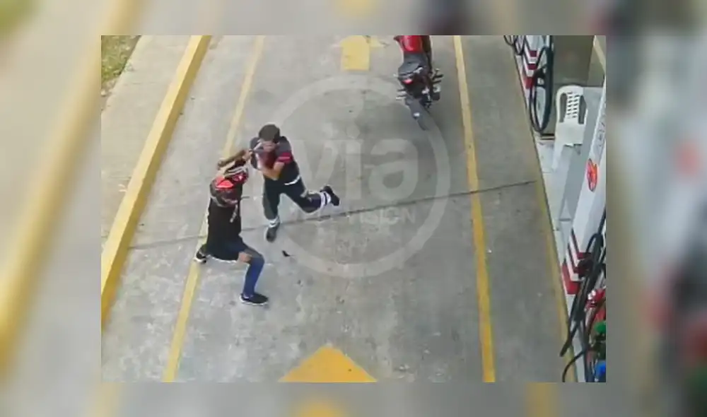 Cámaras de seguridad del grifo captaron el violento episodio. Foto: captura Vía Televisión. Video: Vía Televisión