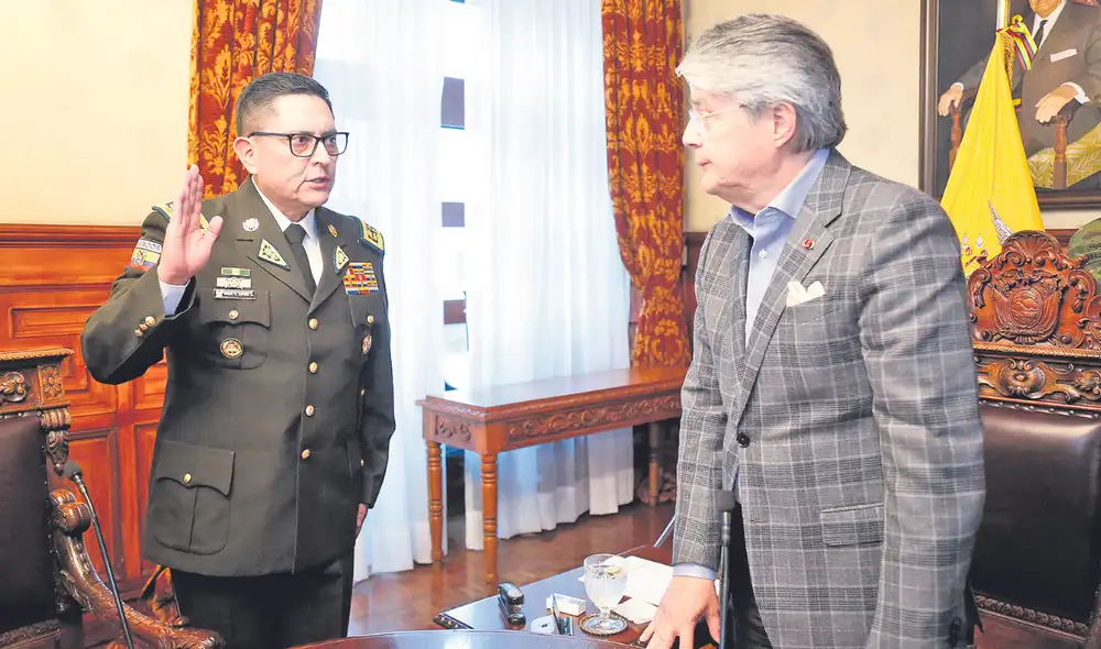 Asume. Presidente Guillermo Lasso (d) toma juramento del nuevo comandante de la Policía. Foto: EFE