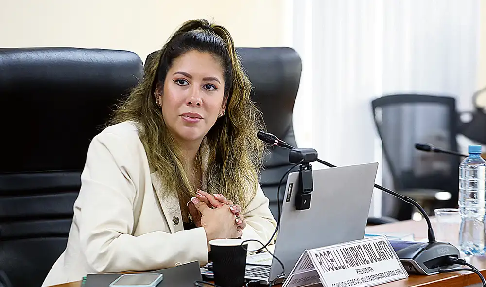 Rosselli Amuruz insistió en que solo fue una invitada en la fiesta por el cumpleaños de Paul García y no la organizadora, pese a las evidencias. Foto: Congreso – Video: Canal N Rosselli Amuruz insistió en que solo fue una invitada en la fiesta por el cumpleaños de Paul García y no la organizadora, pese a las evidencias. Foto: Congreso – Video: Canal N