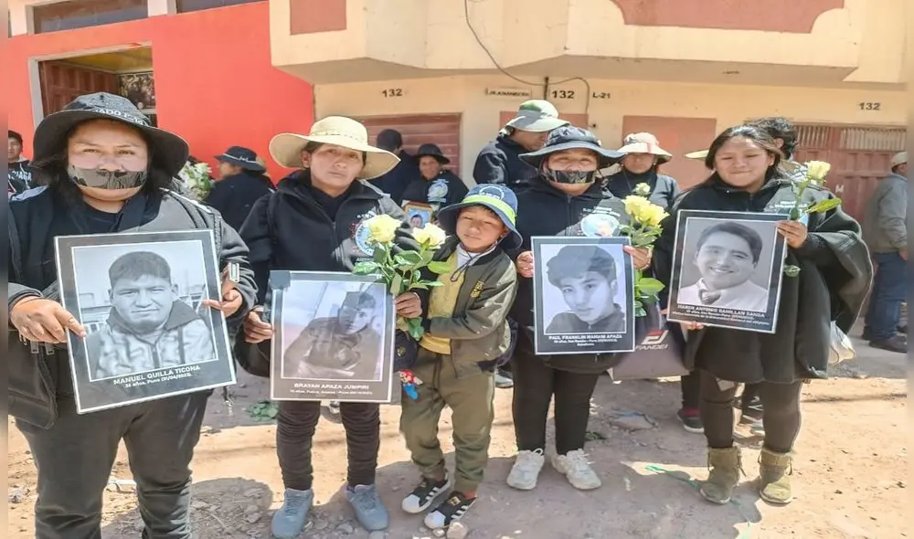 Familiares de víctimas siguieron diligencia fiscal. Solicitan identifi car a los responsables de las muertes de sus seres queridos en protesta. Foto: La República Familiares de víctimas siguieron diligencia fiscal. Solicitan identifi car a los responsables de las muertes de sus seres queridos en protesta. Foto: La República