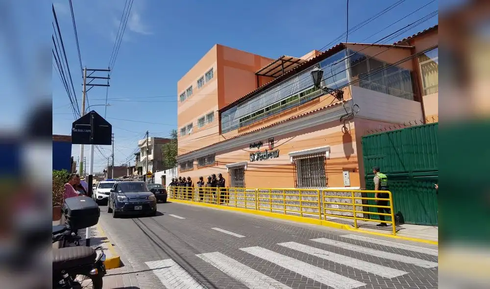 Padres de familia temen enviar a sus hijos al colegio. Foto: Wilder Pari/La República Padres de familia temen enviar a sus hijos al colegio. Foto: Wilder Pari/La República
