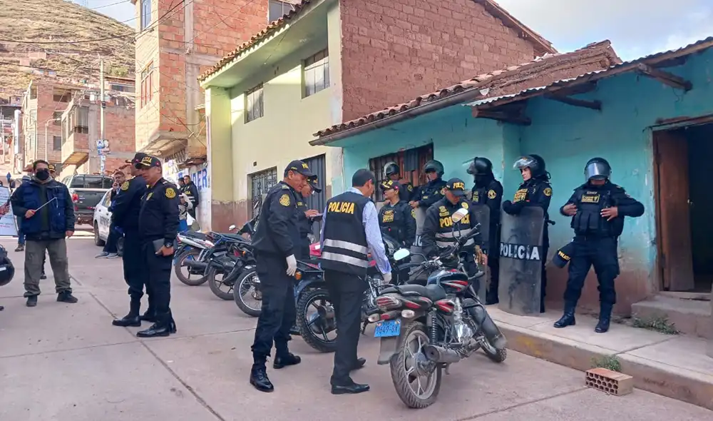 Diligencia. En operativo se incautó motos, además de dinero en efectivo y drogas. Diligencia. En operativo se incautó motos, además de dinero en efectivo y drogas.