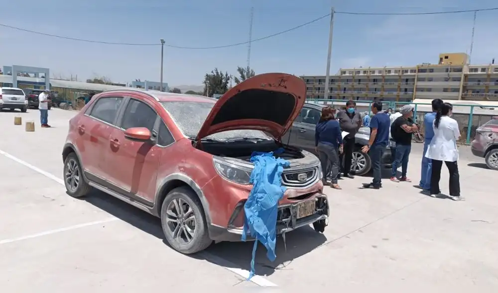 Dañados. Vehículos fueron alcanzados por el fuego.